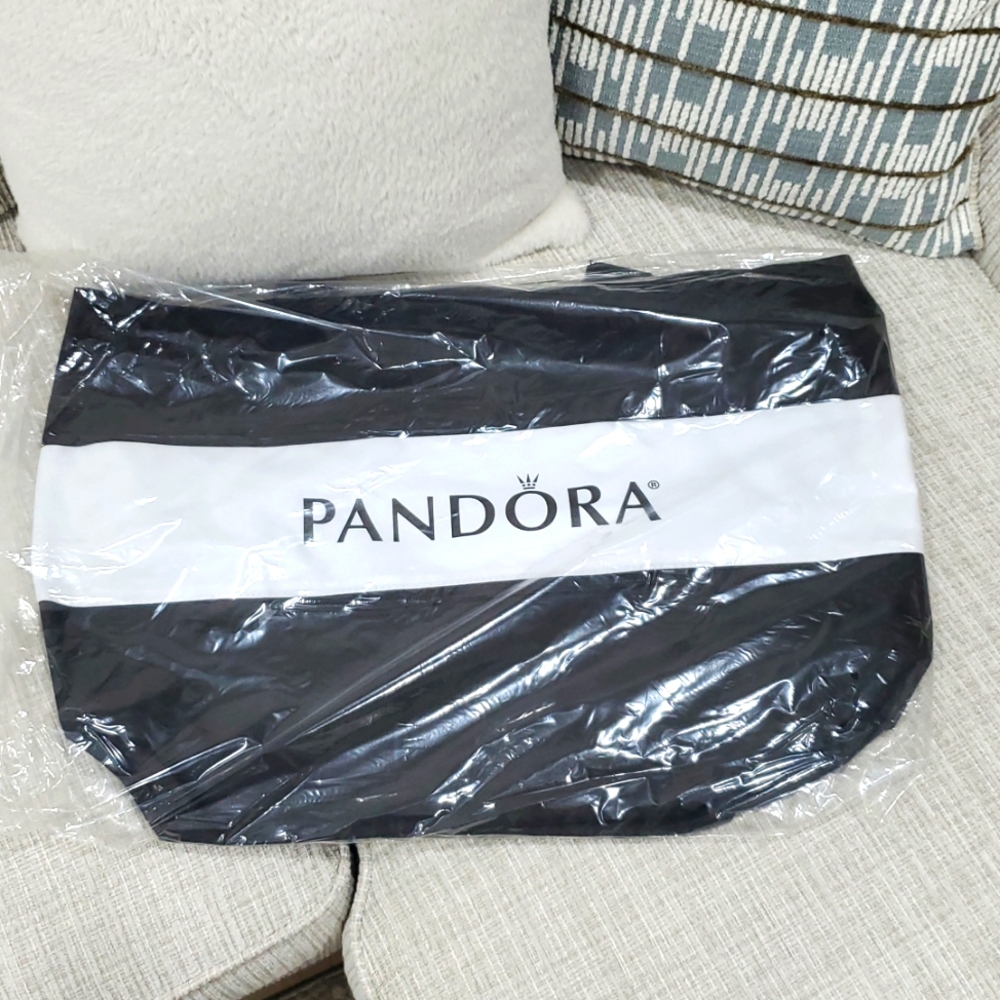 Pandora duffle bag BNIB